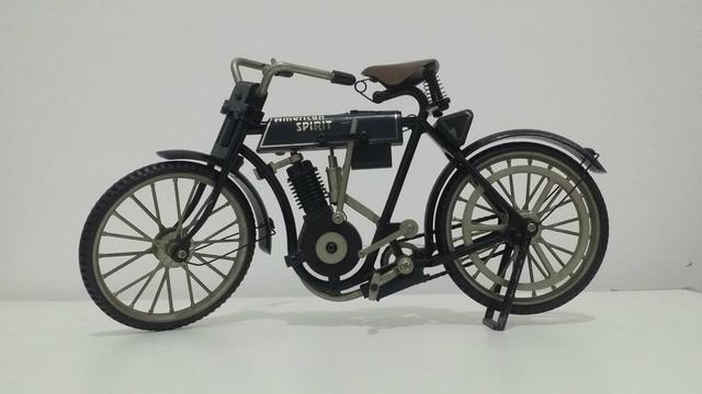 Bicicleta Retro Motorizada em Miniatura