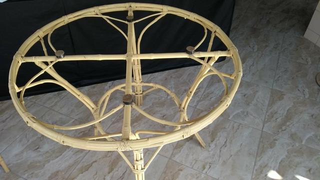 Mesa de bambú com quatro cadeiras