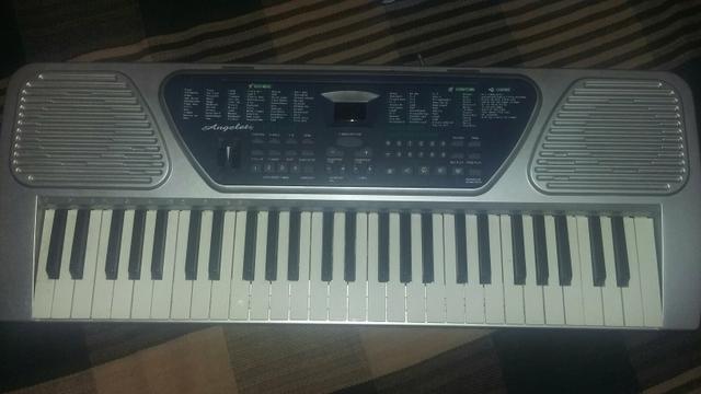 T/v teclado semi novo 200 reais