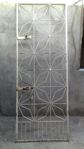 Urgente.Grade de ferro para porta com 2 Ferrolho embutido