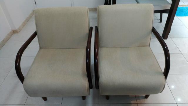 2 poltronas com braço em madeira