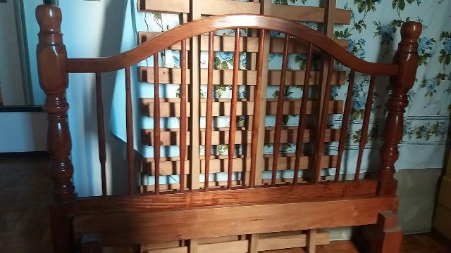 Cama de casal em madeira maciça