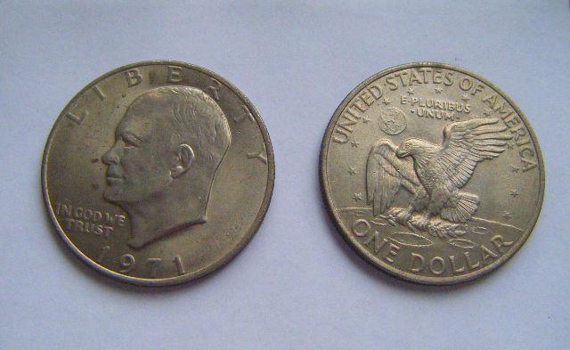 Duas moedas de 1 dolar () e uma moeda comemorativa
