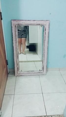 Espelho grande rosa e madeira