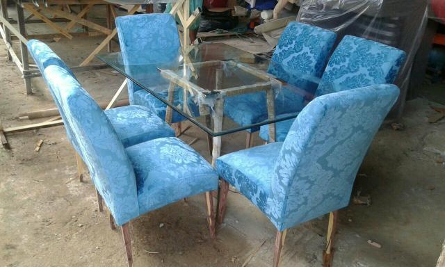 Mesa com seis cadeira
