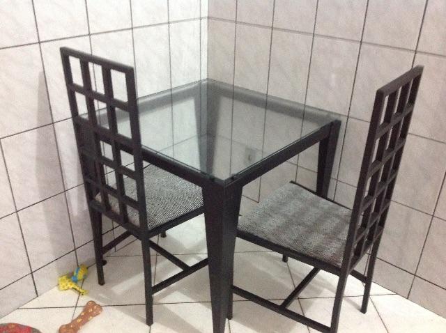 Mesa de Vidro com duas cadeiras