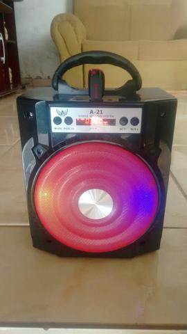 Vendo uma caixa de som, com pen-drive com 400 musicas,