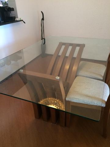 Mesa de madeira com tampo de vidro