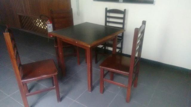 Mesas com quatro cadeiras peroba