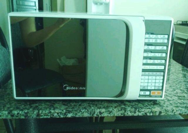 Microondas Midea 20L espelhado - Leia