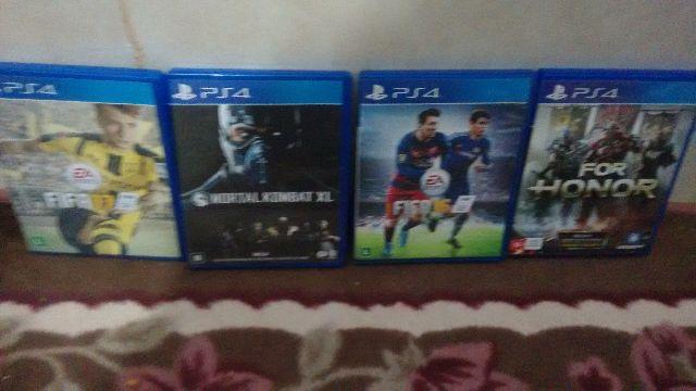 Playstation 4 + 4 jogos + 2 controles