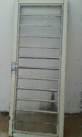 Porta de ferro 80cm com vidros (abre a direita)