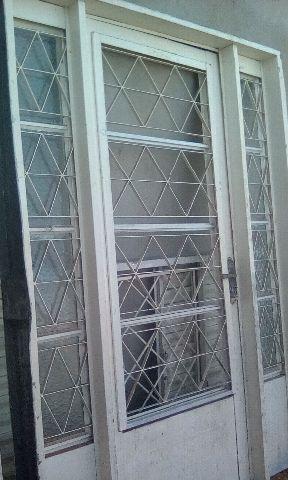 Porta e janelas de serraleria refosada com grade