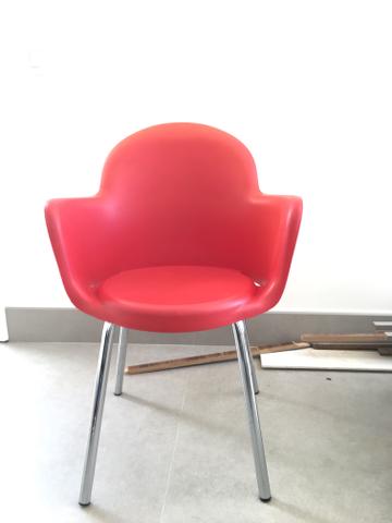 Duas cadeiras vermelhas