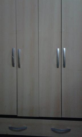 Guarda Roupa de quatro portas e duas gavetas