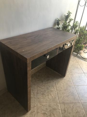 Mesa com duas gavetas, ideal para trabalhar ou como