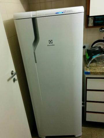 Refrigerador Electrolux Frost Free 322L semi novo -