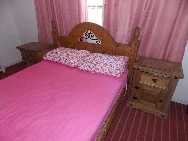 Cama sem colchão e dois criado mudo