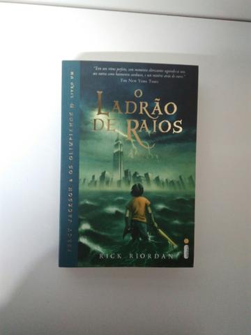 Livro PERCY JACKSON E OS OLIMPIANOS- O LADRÃO DE RAIOS