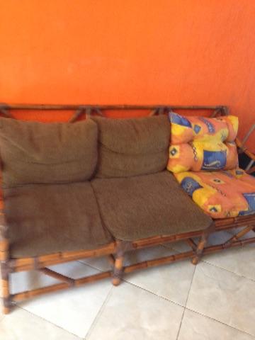 Mesa com seis cadeiras e conj de sofás