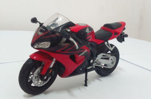 Moto CBR  RR -Miniatura Réplica de Coleção 12 cm