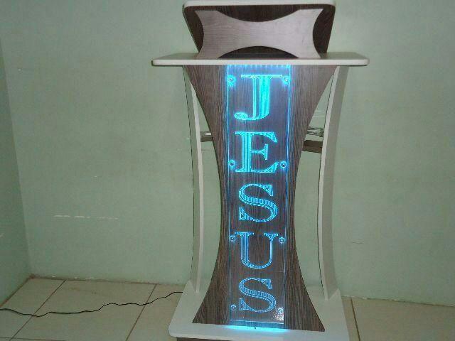 Pulpito de madeira com iluminação.