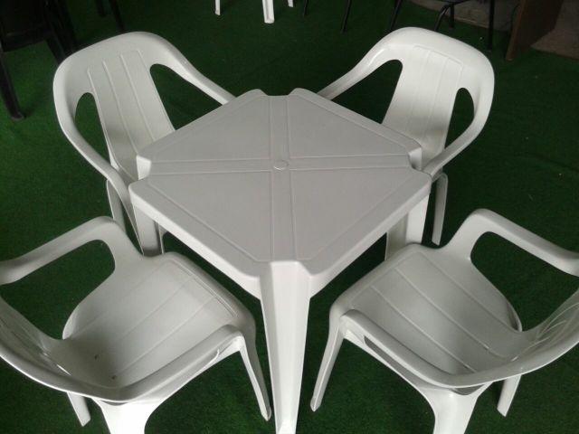 Spazio-jogo de mesa com cadeiras de plástico
