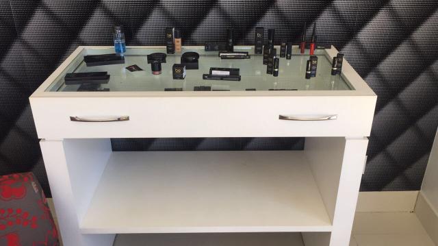 Vendo Cômoda com vidro