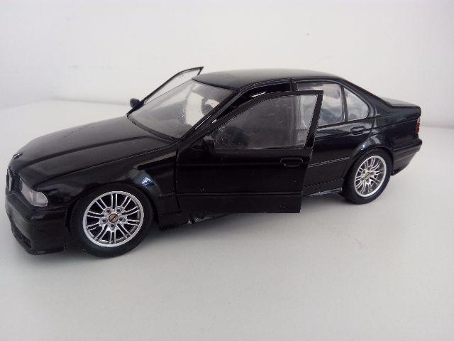 BMW 325iA 4P Preta 1:18 Personalizada