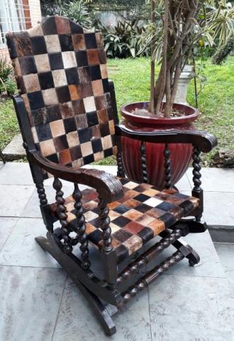 Cadeira de balanço em madeira de lei maciça embuia ao