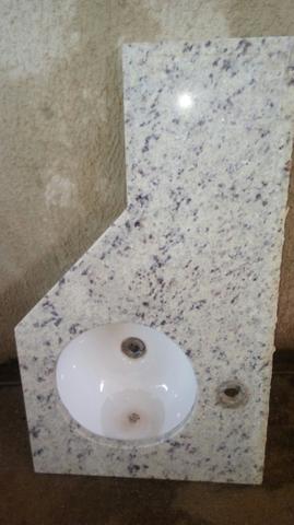 Lavatório de banheiro de mármore