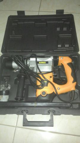 Martelete novo na maleta. 