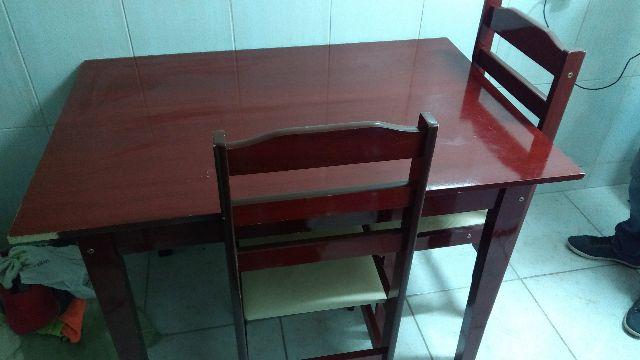 Mesa com quatro cadeiras