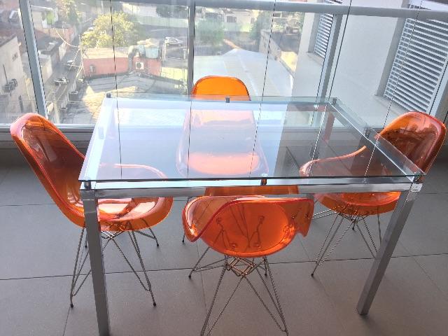 Mesa de vidro com 4 cadeiras design Eiffel/Eames
