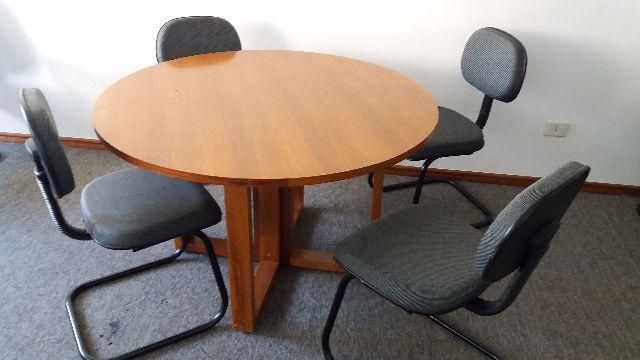 Mesa para reunião com 04 cadeiras