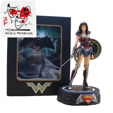Mulher Maravilha com Luz na Base - Frete Grátis