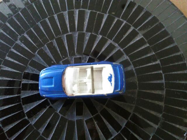 Mustang conversível azul 1/50