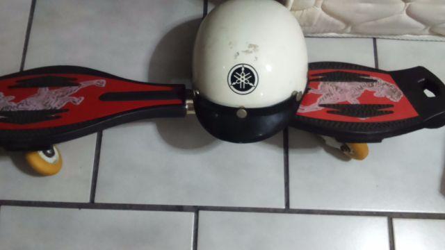 Skate de 2 rodas com capacete