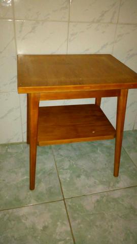 Um linda mesa de marfim de madeira maciça.