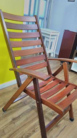 Cadeira de madeira nova e reclinável