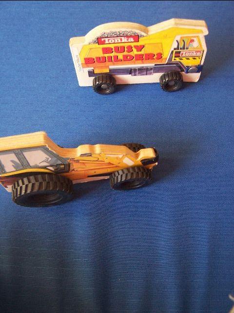 Livros em inglês busy builders da tonka e DK sobre tratores