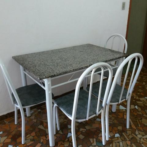 Mesa com 4 cadeiras