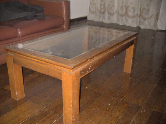 Mesa de centro de madeira com tampo de vidro