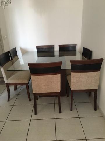 Mesa de vidro com oito cadeiras