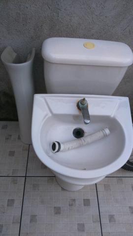 Privada e pia de banheiro