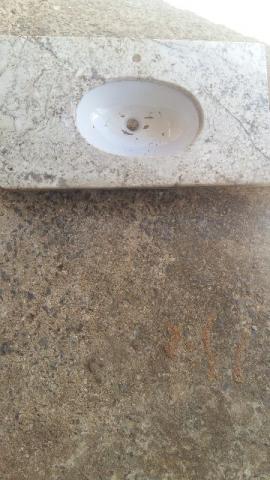 Um conjunto de pia de granito de 2 metros com uma bancada de