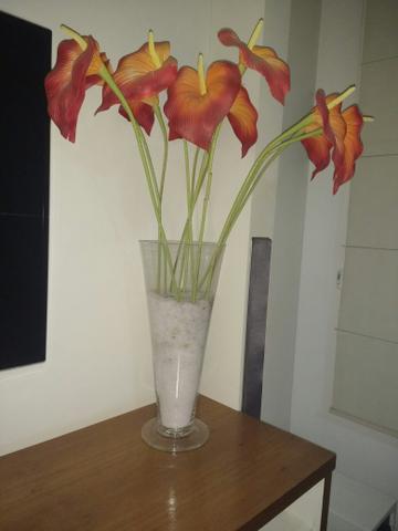 Vaso de vidro com flor artificial