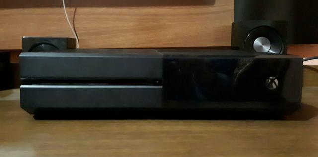 Xbox one 1tb + nota fiscal + 3 jogos + 2 controles