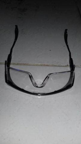 Esapegando óculos de proteção individual.
