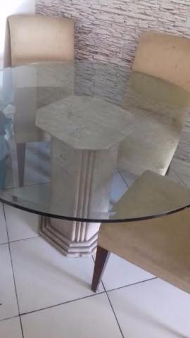 Mesa de vidro redonda com base em marmore